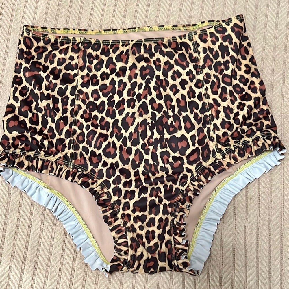 Hard to find Leopard Kortni Jeane high waisted ruffle bottoms size small